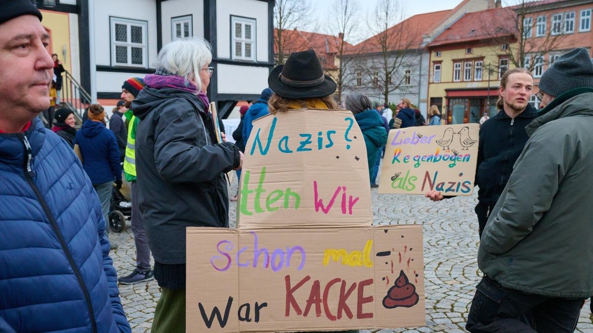 Waltershausen zeigt Flagge gegen rechts. Mehr als 200 Menschen demoinstrieren auf dem Marktplatz gegen rechtes Gedankengut und Ausgrenzung.