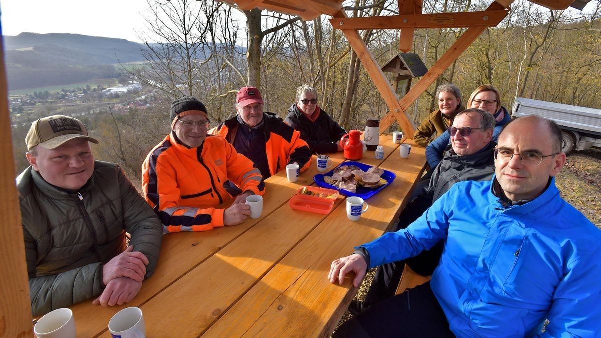 Vertreter der Jagdgenossen, des Bauhofs und der Verwaltung der Stadt Treffurt freuden sich während der Übergabe der Sitzraufe über die gelungene Ausführung: Gerald Schelhase, Uwe Simatschek, Dittmar Lehm, Margit Hirte, Sylke Langgut, Kartrin Schelhase, Helmut Hirte und Michael Reinz (von links).