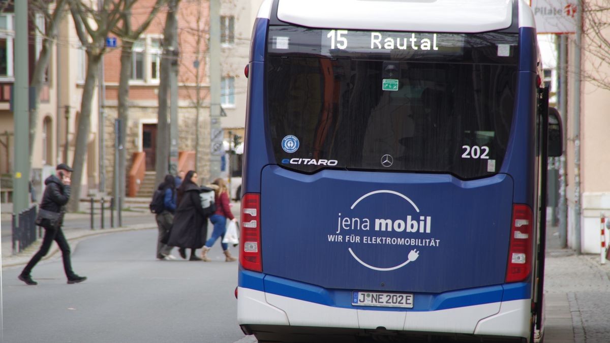 Symbolbild: Ein Busfahrer wurde in der vergangenen Woche am Löbdergraben angegriffen.