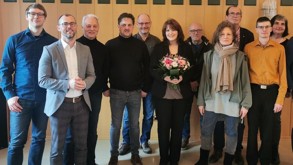 Katja Böhler (mit Blumen) wurde in ihrer Heimatstadt Treffurt von den Wahlkreismitgliedern im Wahlkreis III  einstimmig zur Direktkandidatin für die Landtagswahl im September gewählt.