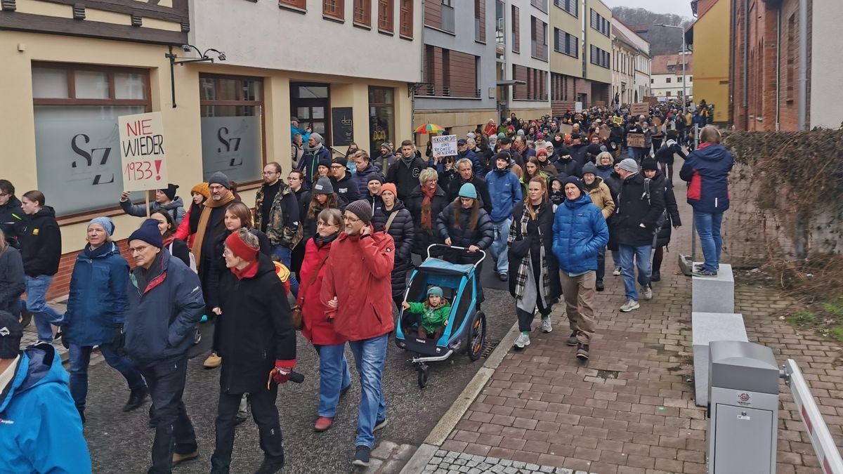 Über 2000 Menschen beteiligten sich am Samstag an der vom Bündnis gegen Rechtsextremismus organisierten Demonstration „Nie wieder ist jetzt“ gegen Faschismus, Rechtsradikalismus, Rassismus, Fremdenfeindlichkeit und nicht zuletzt  die Politik der AfD. Zahlreiche Redner kamen auf dem Markt und auf dem Karlsplatz zu Wort.