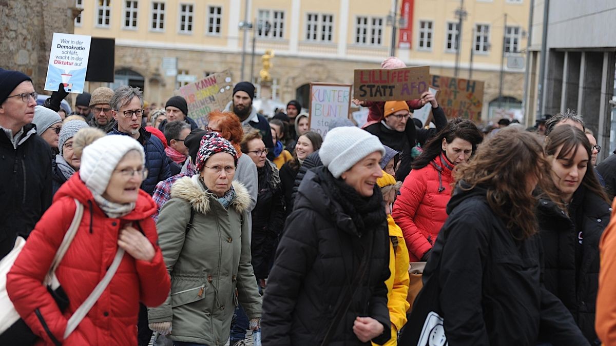 Deutlich über 2000 Menschen beteiligten sich an der vom Bündnis gegen Rechts initiierten Demonstration gegen rechtspopulistische Politik im Land, allen voran die AfD. Unter den Teilnehmern waren auch hiesige Bundes- und Landespolitiker, die Spitze der Eisenacher Stadtverwaltung und auffällig viele Eltern mit Kindern.