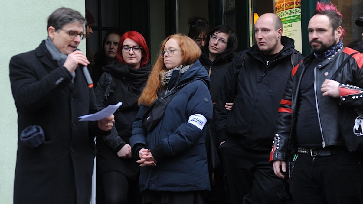 Deutlich über 2000 Menschen beteiligten sich an der vom Bündnis gegen Rechts initiierten Demonstration gegen rechtspopulistische Politik im Land, allen voran die AfD. Unter den Teilnehmern waren auch hiesige Bundes- und Landespolitiker, die Spitze der Eisenacher Stadtverwaltung und auffällig viele Eltern mit Kindern.