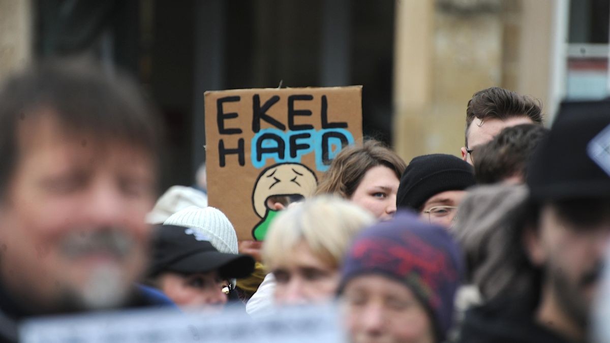 Deutlich über 2000 Menschen beteiligten sich an der vom Bündnis gegen Rechts initiierten Demonstration gegen rechtspopulistische Politik im Land, allen voran die AfD. Unter den Teilnehmern waren auch hiesige Bundes- und Landespolitiker, die Spitze der Eisenacher Stadtverwaltung und auffällig viele Eltern mit Kindern.