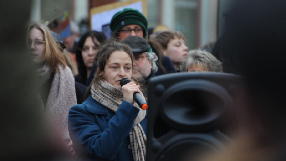 Deutlich über 2000 Menschen beteiligten sich an der vom Bündnis gegen Rechts initiierten Demonstration gegen rechtspopulistische Politik im Land, allen voran die AfD. Unter den Teilnehmern waren auch hiesige Bundes- und Landespolitiker, die Spitze der Eisenacher Stadtverwaltung und auffällig viele Eltern mit Kindern.