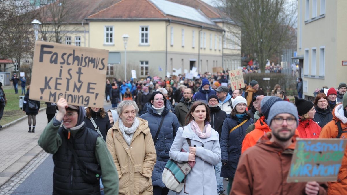 Deutlich über 2000 Menschen beteiligten sich an der vom Bündnis gegen Rechts initiierten Demonstration gegen rechtspopulistische Politik im Land, allen voran die AfD. Unter den Teilnehmern waren auch hiesige Bundes- und Landespolitiker, die Spitze der Eisenacher Stadtverwaltung und auffällig viele Eltern mit Kindern.