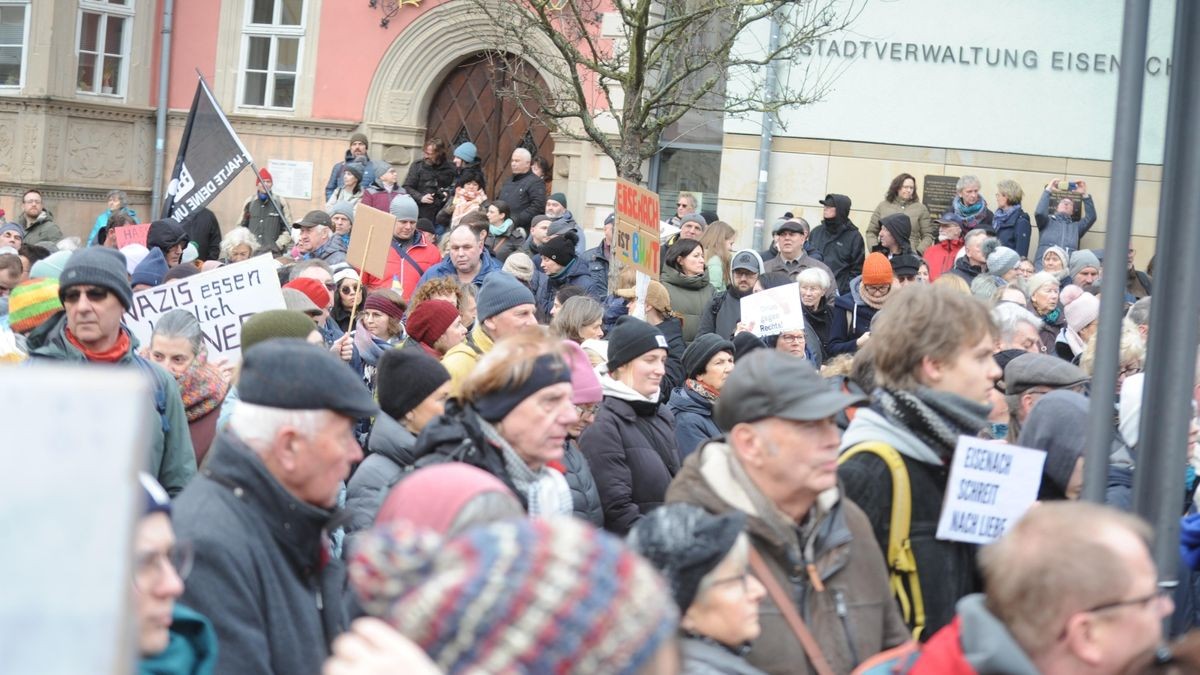 Deutlich über 2000 Menschen beteiligten sich an der vom Bündnis gegen Rechts initiierten Demonstration gegen rechtspopulistische Politik im Land, allen voran die AfD. Unter den Teilnehmern waren auch hiesige Bundes- und Landespolitiker, die Spitze der Eisenacher Stadtverwaltung und auffällig viele Eltern mit Kindern.