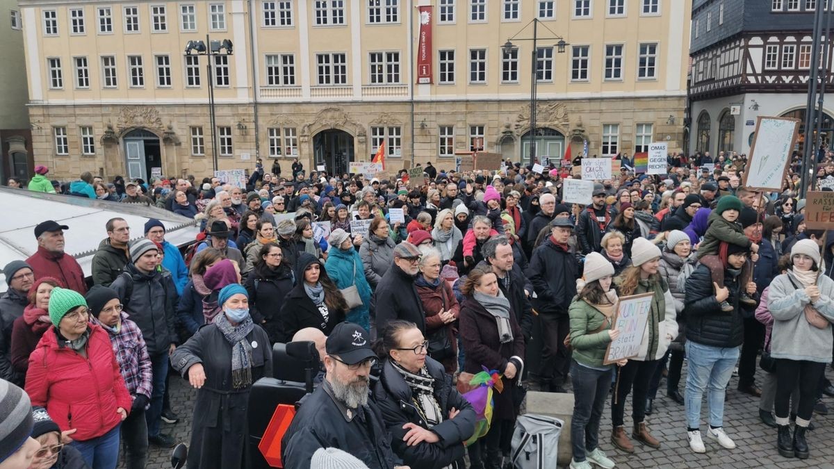 Weit über 2000 Menschen beteiligten sich am Samstag an der vom Bündnis gegen Rechtsextremismus organisierten Demonstration 