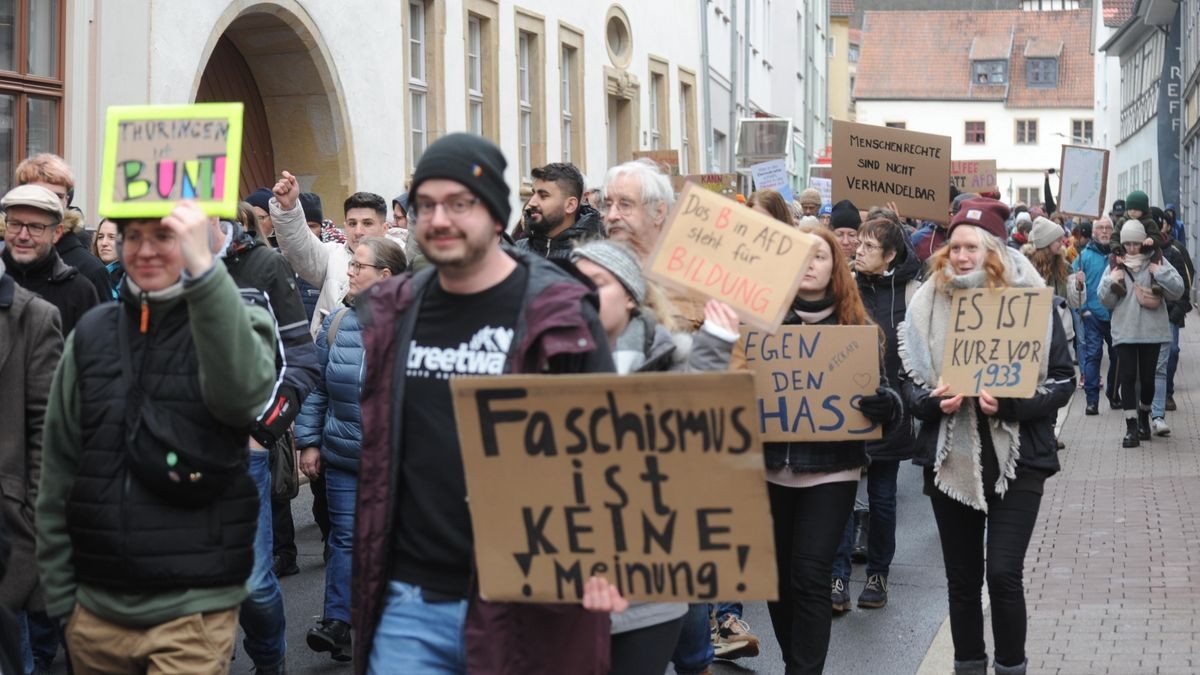 Deutlich über 2000 Menschen beteiligten sich an der vom Bündnis gegen Rechts initiierten Demonstration gegen rechtspopulistische Politik im Land, allen voran die AfD. Unter den Teilnehmern waren auch hiesige Bundes- und Landespolitiker, die Spitze der Eisenacher Stadtverwaltung und auffällig viele Eltern mit Kindern.