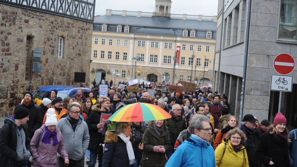 Deutlich über 2000 Menschen beteiligten sich an der vom Bündnis gegen Rechts initiierten Demonstration gegen rechtspopulistische Politik im Land, allen voran die AfD. Unter den Teilnehmern waren auch hiesige Bundes- und Landespolitiker, die Spitze der Eisenacher Stadtverwaltung und auffällig viele Eltern mit Kindern.