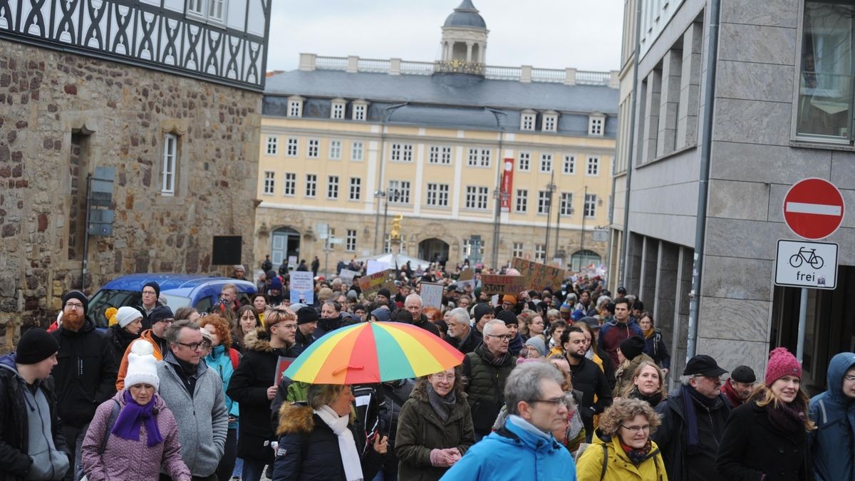 Deutlich über 2000 Menschen beteiligten sich an der vom Bündnis gegen Rechts initiierten Demonstration gegen rechtspopulistische Politik im Land, allen voran die AfD. Unter den Teilnehmern waren auch hiesige Bundes- und Landespolitiker, die Spitze der Eisenacher Stadtverwaltung und auffällig viele Eltern mit Kindern.