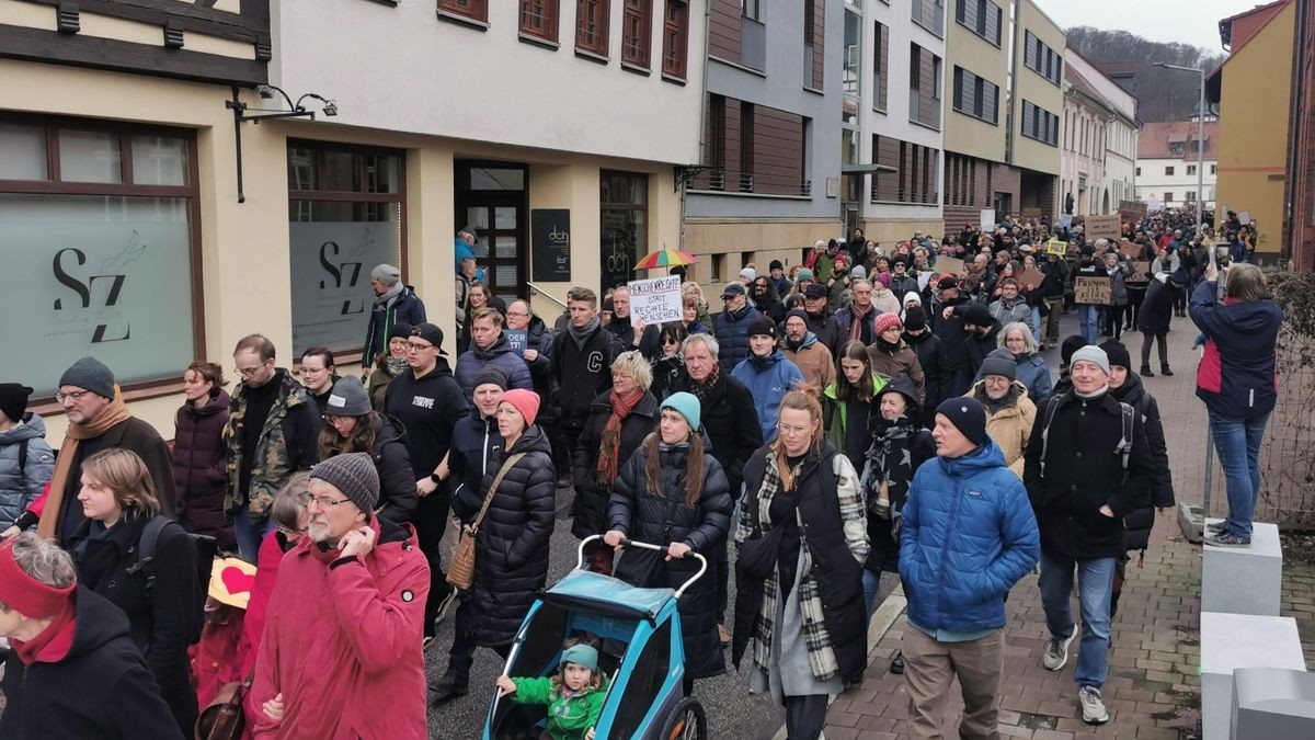 Weit über 2000 Menschen beteiligten sich am Samstag an der vom Bündnis gegen Rechtsextremismus organisierten Demonstration 