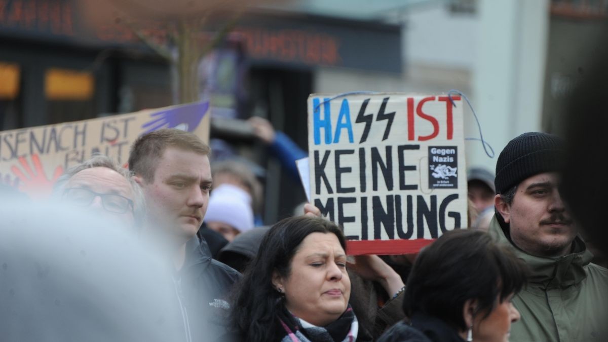 Deutlich über 2000 Menschen beteiligten sich an der vom Bündnis gegen Rechts initiierten Demonstration gegen rechtspopulistische Politik im Land, allen voran die AfD. Unter den Teilnehmern waren auch hiesige Bundes- und Landespolitiker, die Spitze der Eisenacher Stadtverwaltung und auffällig viele Eltern mit Kindern.