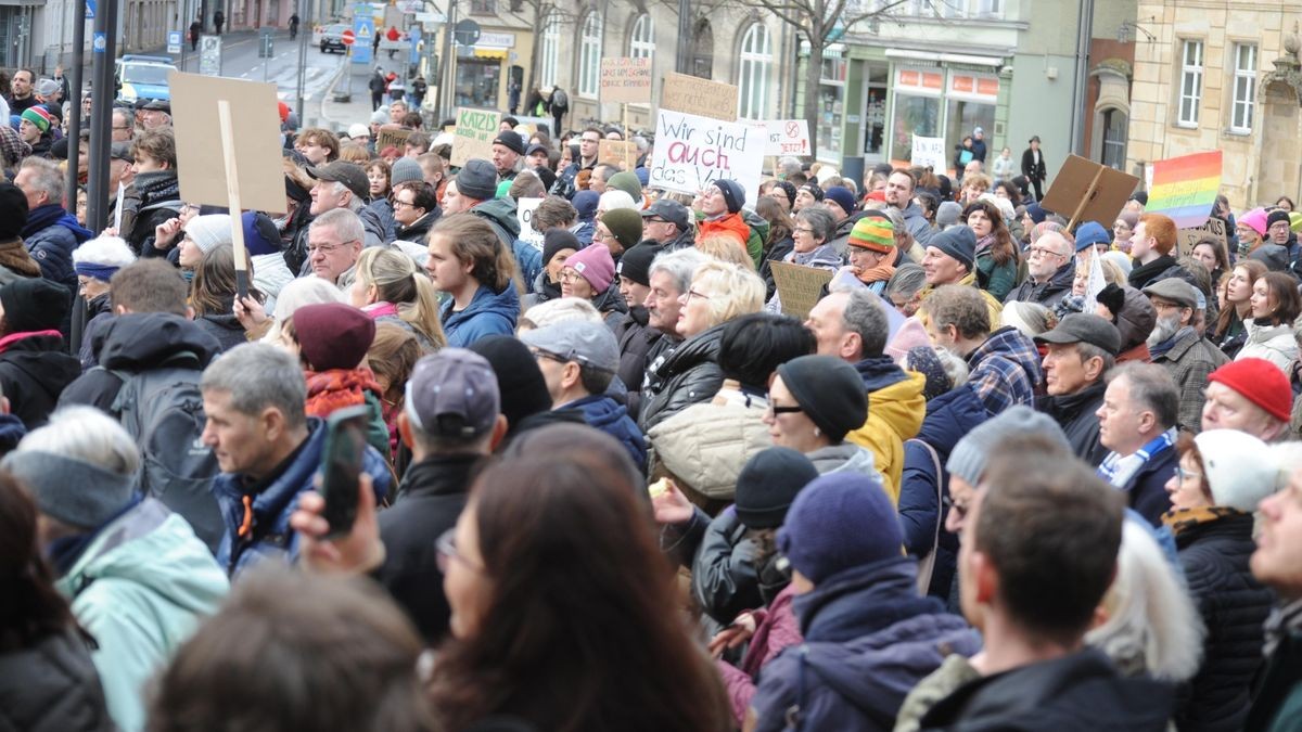 Deutlich über 2000 Menschen beteiligten sich an der vom Bündnis gegen Rechts initiierten Demonstration gegen rechtspopulistische Politik im Land, allen voran die AfD. Unter den Teilnehmern waren auch hiesige Bundes- und Landespolitiker, die Spitze der Eisenacher Stadtverwaltung und auffällig viele Eltern mit Kindern.