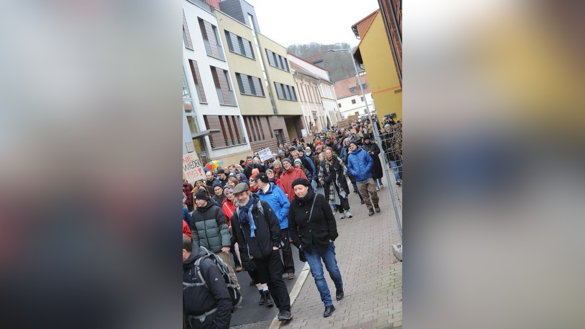 Deutlich über 2000 Menschen beteiligten sich an der vom Bündnis gegen Rechts initiierten Demonstration gegen rechtspopulistische Politik im Land, allen voran die AfD. Unter den Teilnehmern waren auch hiesige Bundes- und Landespolitiker, die Spitze der Eisenacher Stadtverwaltung und auffällig viele Eltern mit Kindern.