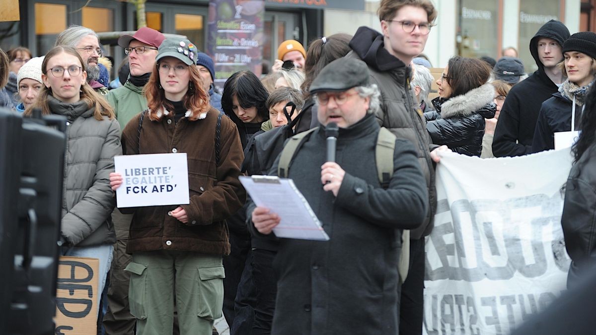 Deutlich über 2000 Menschen beteiligten sich an der vom Bündnis gegen Rechts initiierten Demonstration gegen rechtspopulistische Politik im Land, allen voran die AfD. Unter den Teilnehmern waren auch hiesige Bundes- und Landespolitiker, die Spitze der Eisenacher Stadtverwaltung und auffällig viele Eltern mit Kindern.