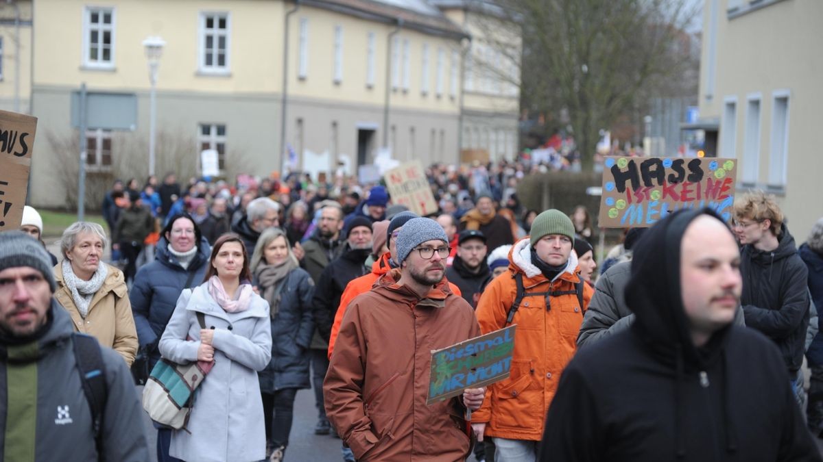 Deutlich über 2000 Menschen beteiligten sich an der vom Bündnis gegen Rechts initiierten Demonstration gegen rechtspopulistische Politik im Land, allen voran die AfD. Unter den Teilnehmern waren auch hiesige Bundes- und Landespolitiker, die Spitze der Eisenacher Stadtverwaltung und auffällig viele Eltern mit Kindern.