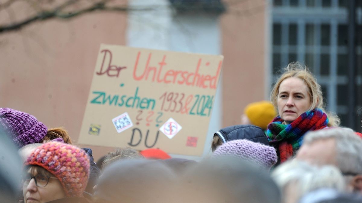 Deutlich über 2000 Menschen beteiligten sich an der vom Bündnis gegen Rechts initiierten Demonstration gegen rechtspopulistische Politik im Land, allen voran die AfD. Unter den Teilnehmern waren auch hiesige Bundes- und Landespolitiker, die Spitze der Eisenacher Stadtverwaltung und auffällig viele Eltern mit Kindern.