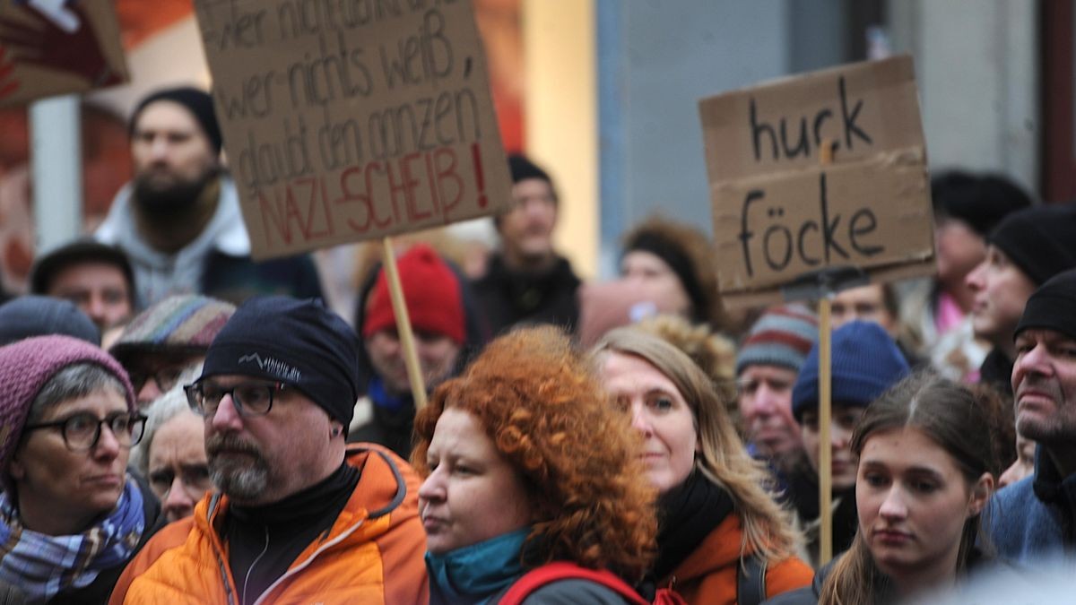 Deutlich über 2000 Menschen beteiligten sich an der vom Bündnis gegen Rechts initiierten Demonstration gegen rechtspopulistische Politik im Land, allen voran die AfD. Unter den Teilnehmern waren auch hiesige Bundes- und Landespolitiker, die Spitze der Eisenacher Stadtverwaltung und auffällig viele Eltern mit Kindern.