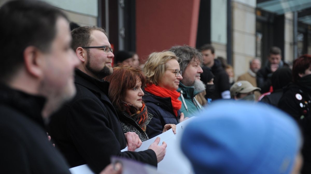 Deutlich über 2000 Menschen beteiligten sich an der vom Bündnis gegen Rechts initiierten Demonstration gegen rechtspopulistische Politik im Land, allen voran die AfD. Unter den Teilnehmern waren auch hiesige Bundes- und Landespolitiker, die Spitze der Eisenacher Stadtverwaltung und auffällig viele Eltern mit Kindern.