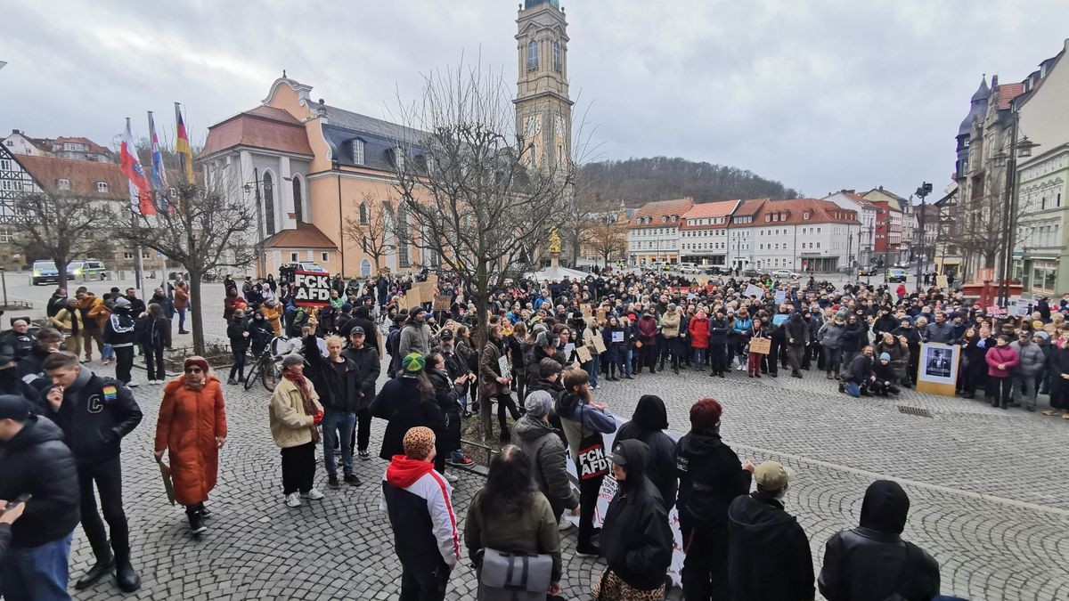 Weit über 2000 Menschen beteiligten sich am Samstag an der vom Bündnis gegen Rechtsextremismus organisierten Demonstration 