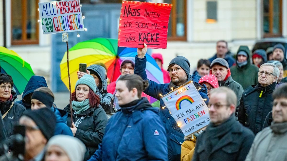 03/02/2024 - Sondershausen: Gegen Rechtsextremismus und für Demokratie demonstrierten am Samstag, 3. Februar 2024, etwa 400 Menschen auf dem Marktplatz in Sondershausen (Thüringen). (Foto: Marco Kneise / Thüringer Allgemeine)