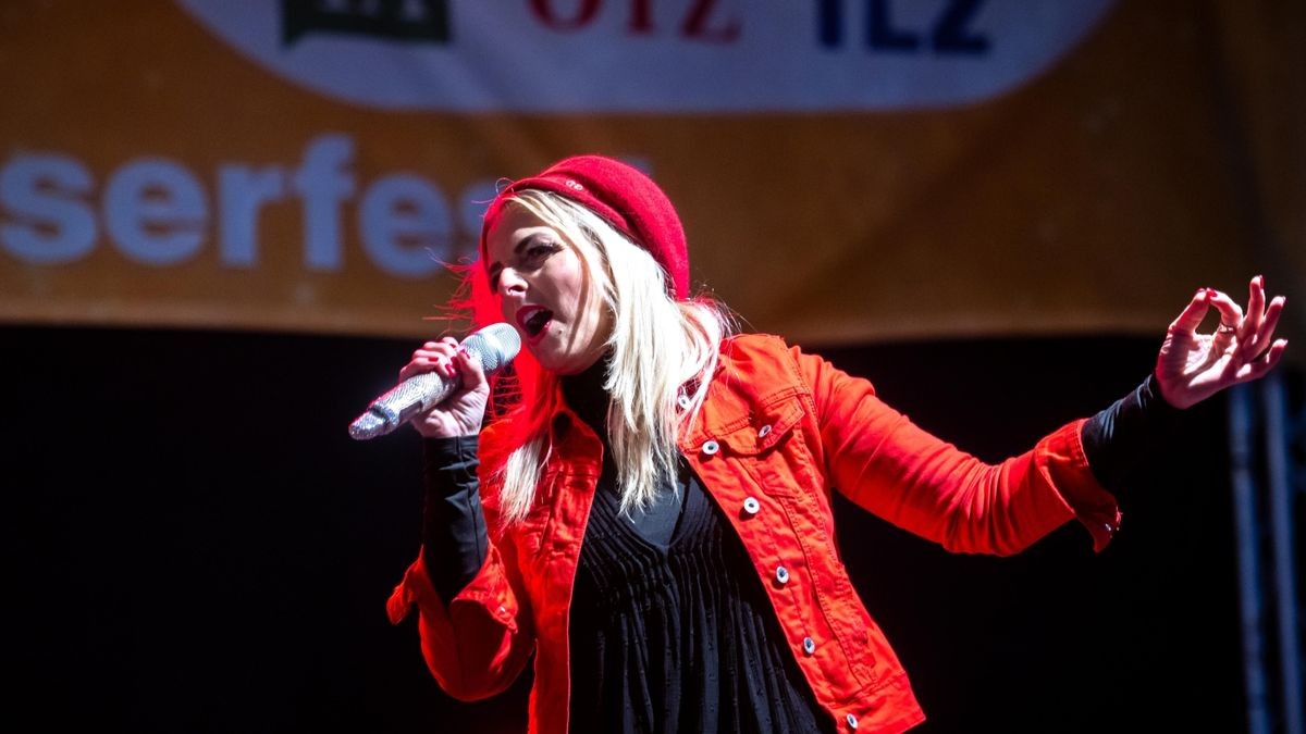 Berit Finke tritt beim Klub-Leserfest am Stausee Hohenfelden mit ihrer Helene Fischer Cover Show auf.