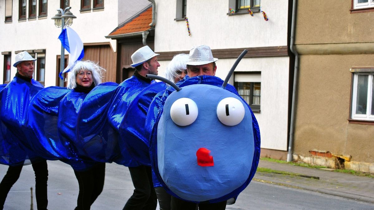 In Wechmar, im Landkreis Gotha, war der Umzug schon. Narren zogen als lange blaue Raupe durch den Ort.