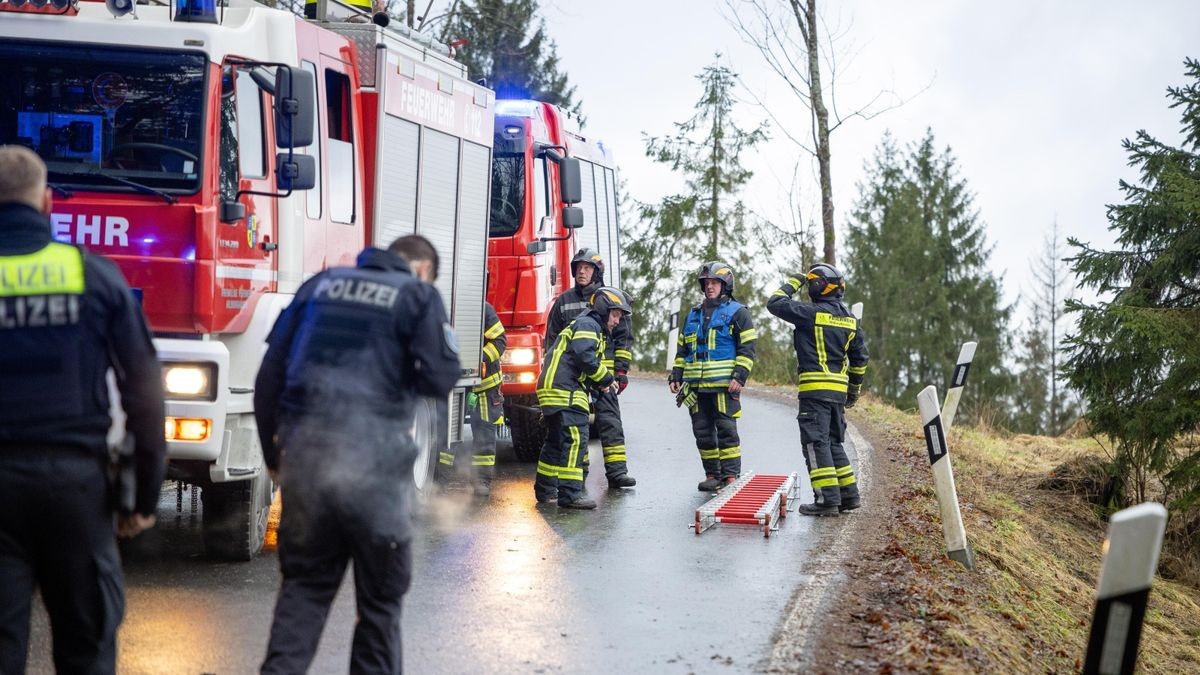 Kurioser Unfall im Landkreis Hildburghausen Auto landet in Böschung