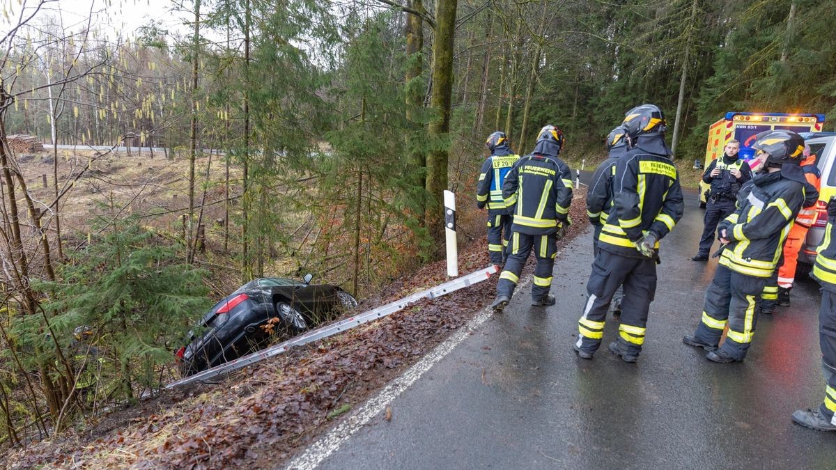 Kurioser Unfall im Landkreis Hildburghausen Auto landet in Böschung