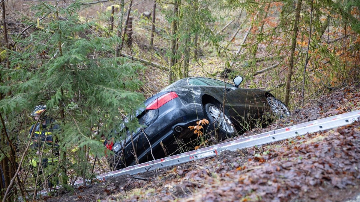 Kurioser Unfall im Landkreis Hildburghausen Auto landet in Böschung