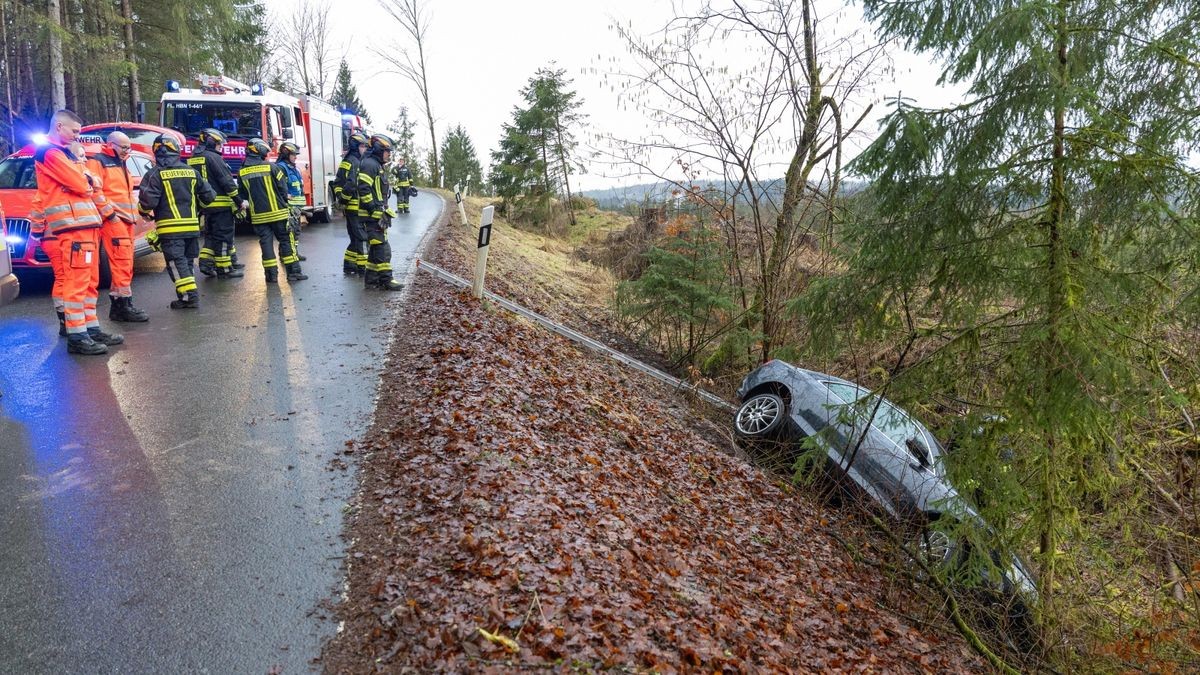 Kurioser Unfall im Landkreis Hildburghausen Auto landet in Böschung
