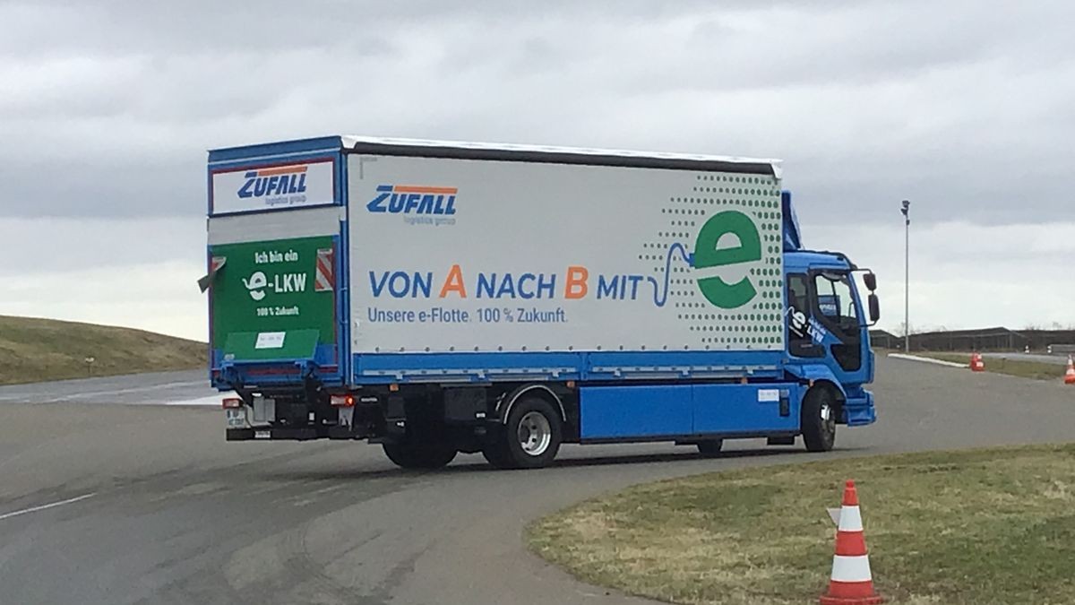 Die neuen Elektro-Lkw der Spedition Zufall am Thüringer Standort Grammetal rollten auf dem ADAC-Fahrsicherheitszentrum in Nohra.