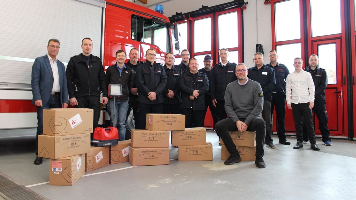 Björn Gelbe, der Generalvertreter der Sparkassen-Versicherung, (vorn sitzend) übergab am Dienstag in Bad Tennstedt LED-Technik für die zwölf Feuerwehren der Verwaltungsgemeinschaft an den VG-Chef Thomas Frey (links) und Vertreter der Feuerwehren.