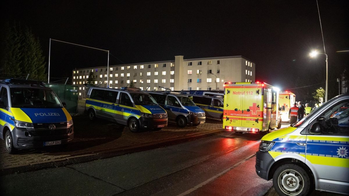 Polizei- und Rettungsdienstfahrzeuge stehen vor der Erstaufnahmeeinrichtung für Flüchtlinge in Suhl-Friedberg.