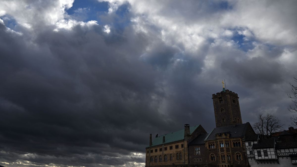 Wolken ziehen über die Wartburg bei Eisenach.