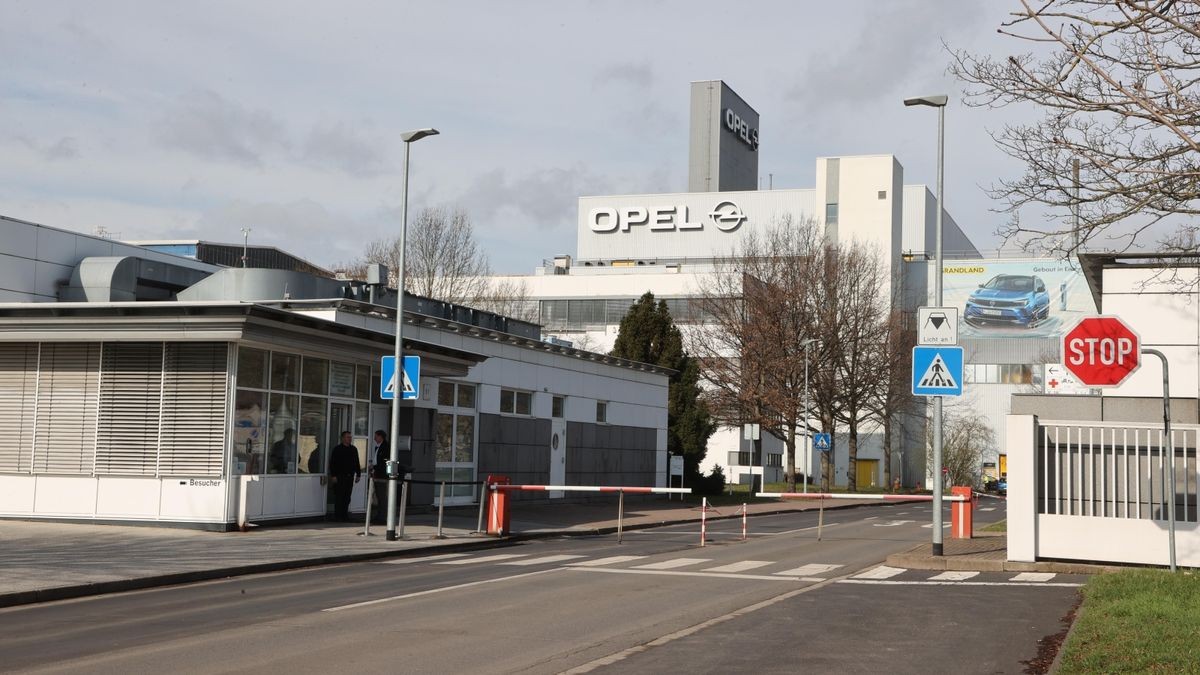 Das Opel-Werk in Eisenach plant Kurzarbeit. (Archivbild)