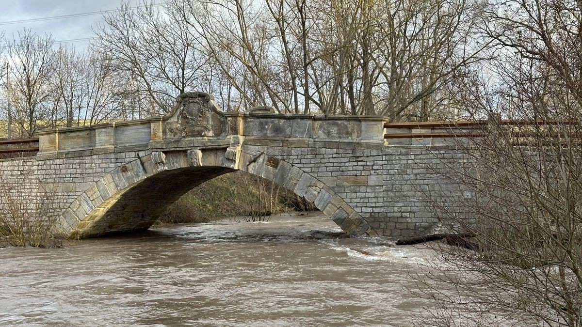 Durch die historische Marienthalbrücke bei Mohlsdorf in der Nähe von Erfurt rauschte zu Jahresbeginn die stark angestiegene Apfelstädt.