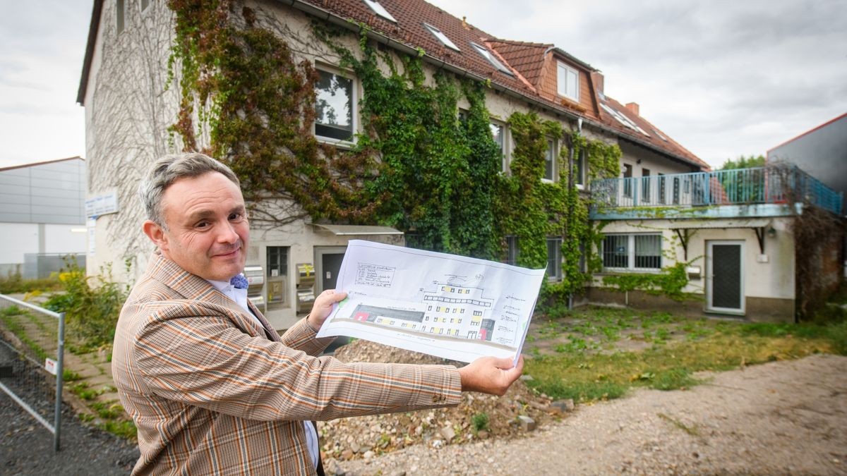 Gunnar Reuter von der Service-Gesellschaft mit einem Entwurf der neuen Rettungsleitstelle an der Zorgestraße in Nordhausen.