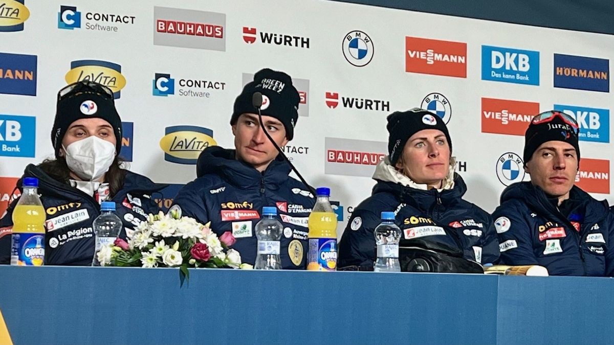 Das siegreiche französische Mixedstaffel-Team bei der Pressekonferenz, von links: Julia Simon, Eric Perrot, Justin Braisaz-Bouchet und Quentin Fillon Maillet.