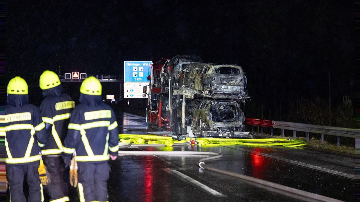 Am Donnerstagabend geriet im Rennsteigtunnel ein Lkw in Brand. Der Fahrer fuhr noch durch den ganzen Tunnel. Am Ausgang konnte die Feuerwehr das Fahrzeug löschen.