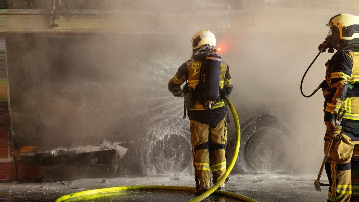 Am Donnerstagabend geriet im Rennsteigtunnel ein Lkw in Brand. Der Fahrer fuhr noch durch den ganzen Tunnel. Am Ausgang konnte die Feuerwehr das Fahrzeug löschen.