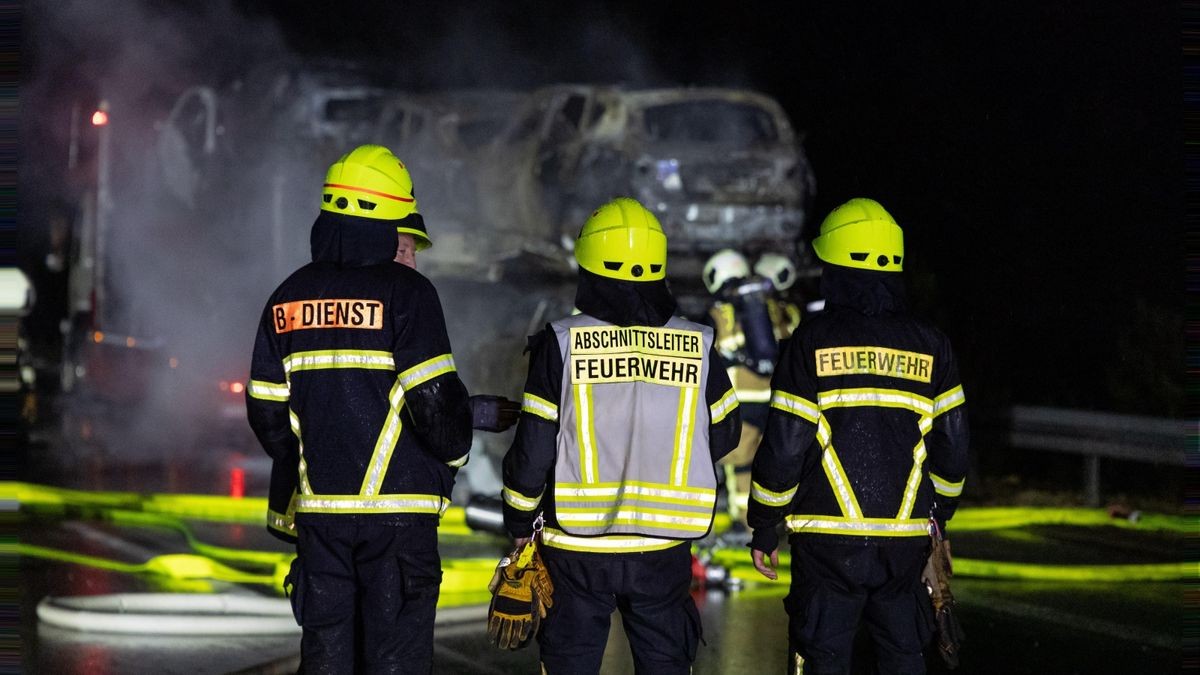 Am Donnerstagabend geriet im Rennsteigtunnel ein Lkw in Brand. Der Fahrer fuhr noch durch den ganzen Tunnel. Am Ausgang konnte die Feuerwehr das Fahrzeug löschen.