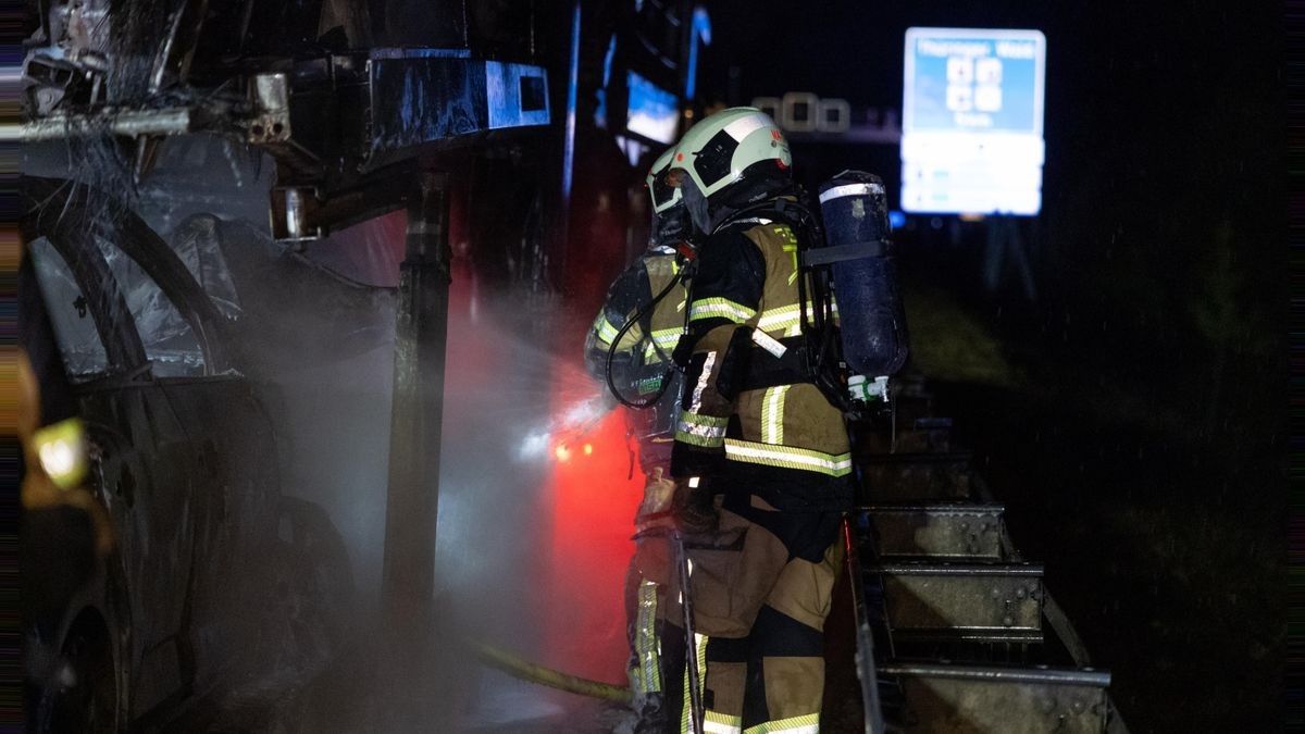 Am Donnerstagabend geriet im Rennsteigtunnel ein Lkw in Brand. Der Fahrer fuhr noch durch den ganzen Tunnel. Am Ausgang konnte die Feuerwehr das Fahrzeug löschen.