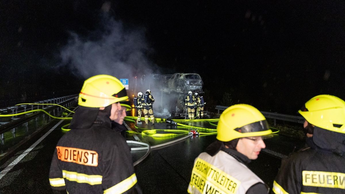 Am Donnerstagabend geriet im Rennsteigtunnel ein Lkw in Brand. Der Fahrer fuhr noch durch den ganzen Tunnel. Am Ausgang konnte die Feuerwehr das Fahrzeug löschen.