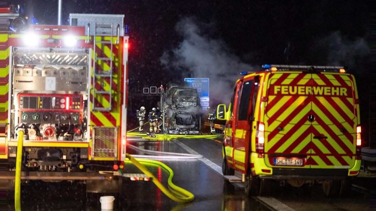 Am Donnerstagabend geriet im Rennsteigtunnel ein Lkw in Brand. Der Fahrer fuhr noch durch den ganzen Tunnel. Am Ausgang konnte die Feuerwehr das Fahrzeug löschen.