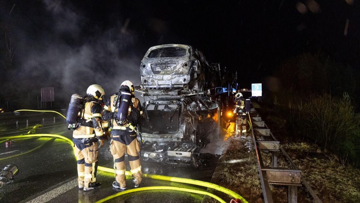 Am Donnerstagabend geriet im Rennsteigtunnel ein Lkw in Brand. Der Fahrer fuhr noch durch den ganzen Tunnel. Am Ausgang konnte die Feuerwehr das Fahrzeug löschen.