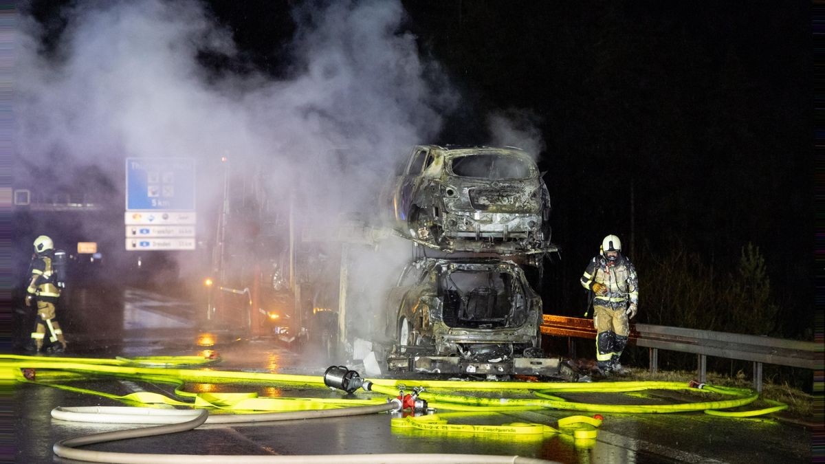 Am Donnerstagabend geriet im Rennsteigtunnel ein Lkw in Brand. Der Fahrer fuhr noch durch den ganzen Tunnel. Am Ausgang konnte die Feuerwehr das Fahrzeug löschen.