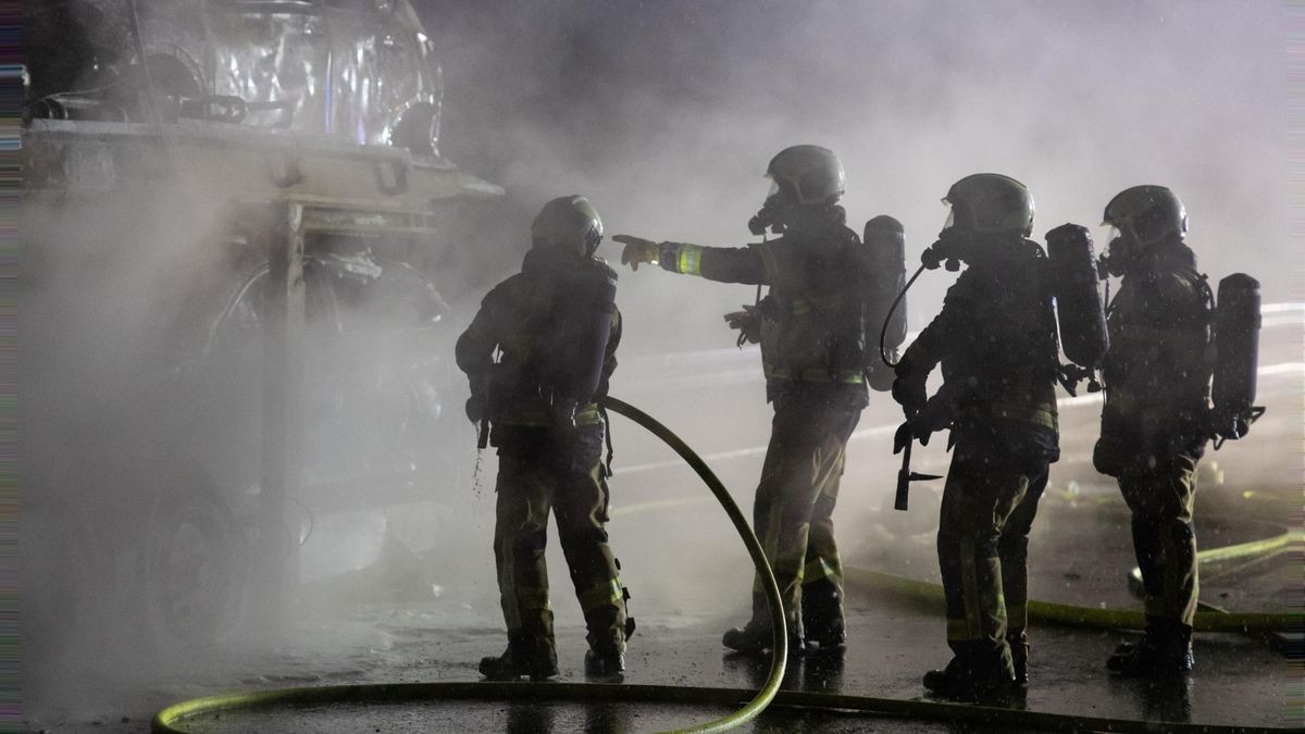 Am Donnerstagabend geriet im Rennsteigtunnel ein Lkw in Brand. Der Fahrer fuhr noch durch den ganzen Tunnel. Am Ausgang konnte die Feuerwehr das Fahrzeug löschen.