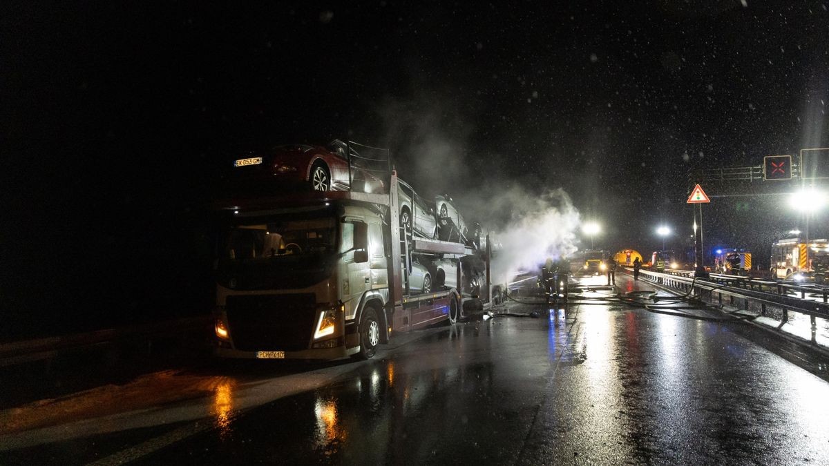 Am Donnerstagabend geriet im Rennsteigtunnel ein Lkw in Brand. Der Fahrer fuhr noch durch den ganzen Tunnel. Am Ausgang konnte die Feuerwehr das Fahrzeug löschen.